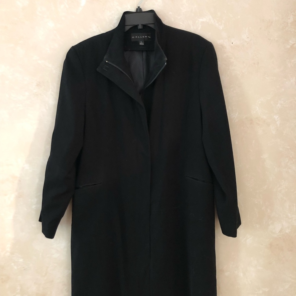 Gallery Size L chic fully lined Autumn coat.